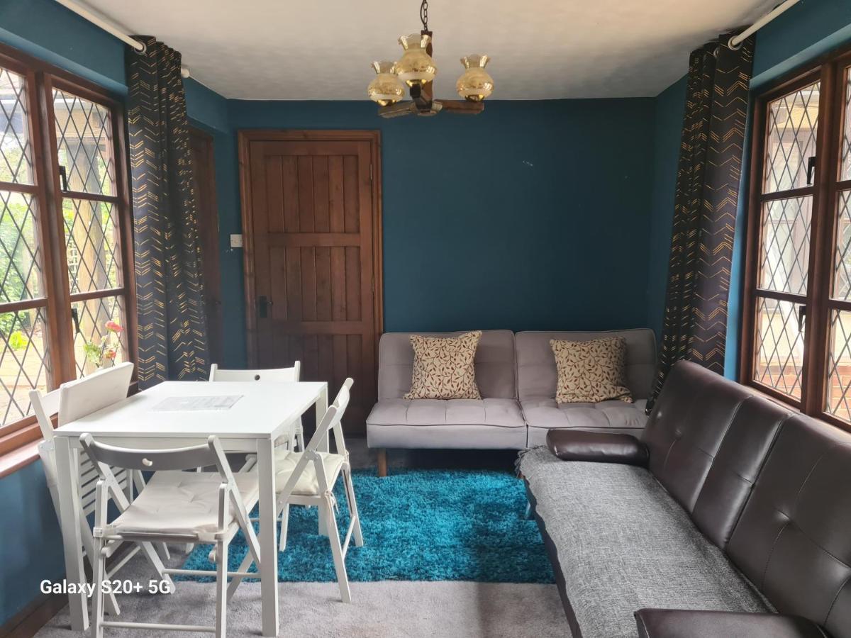The Reading Whole Apartment With Private Lake And Gardens Ngoại thất bức ảnh